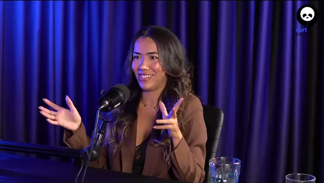 Elida Dias sorrindo no estúdio do Pandacast, episódio 194